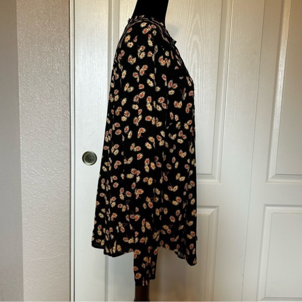 Torrid Black with Yellow Daisies and Fabric Covered Buttons Size 1‎ (1X) - Picture 3 of 6